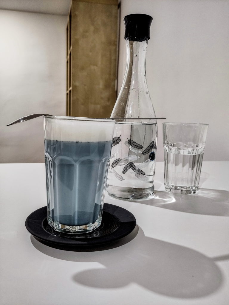 Latte cu spirulină, la Mishto Cafe & Deli