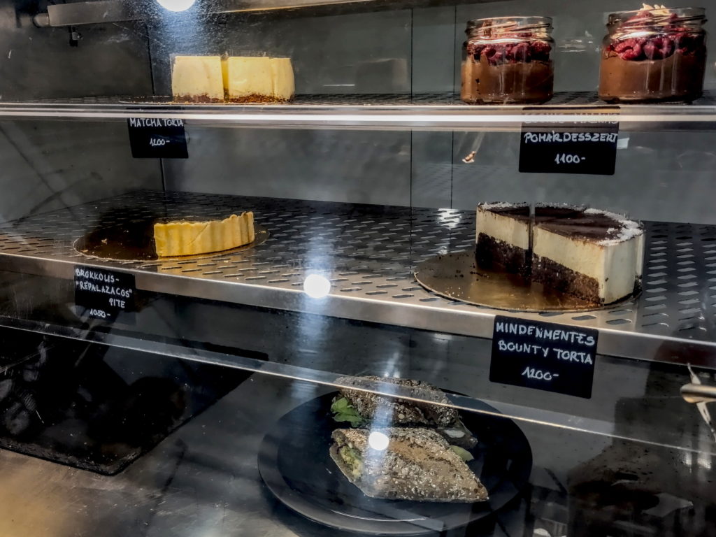 Produsele din vitrina Mishto Cafe & Deli