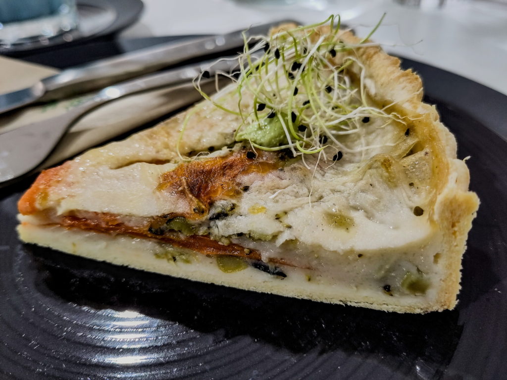 Tartă cu somon vegan, la Mishto Cafe & Deli