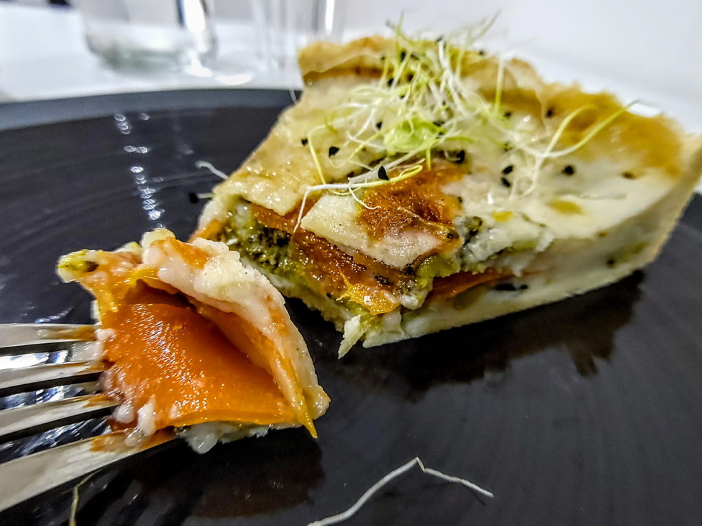 Tartă cu somon vegan, la Mishto Cafe & Deli