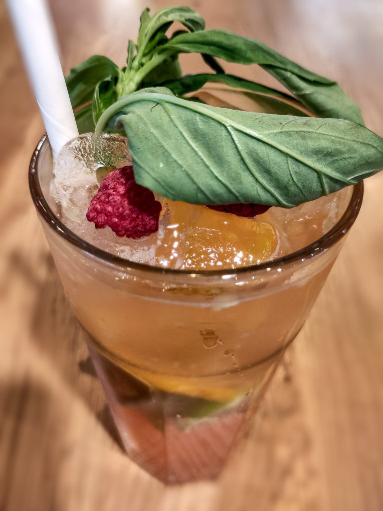 Limonadă cu pai din carton, la Vegan Garden