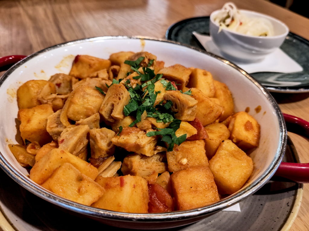 Tocăniță cu seitan și legume, la Vegan Garden