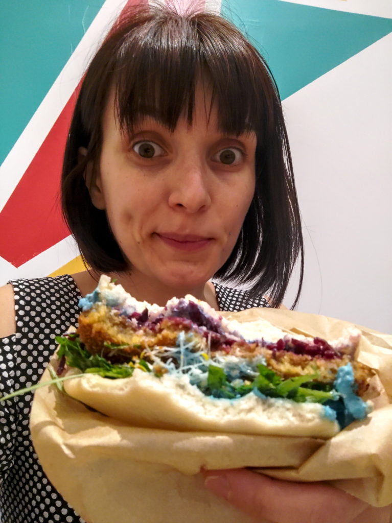 Bucurându-mă de blue sheitan bao, la Wonderbao, în Bruxelles