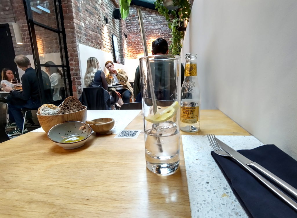 Apă tonică și pai din inox, la Verdo, în Bruxelles