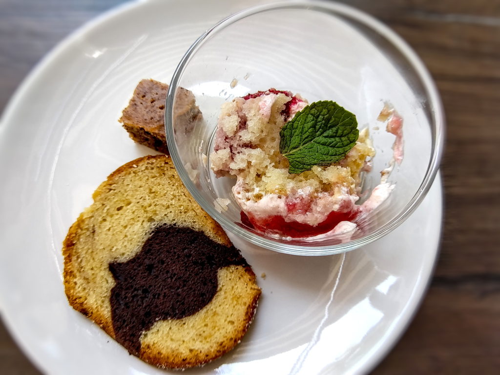 Deserturi diverse, la brunch-ul de la Schlicht Vegan, în Viena