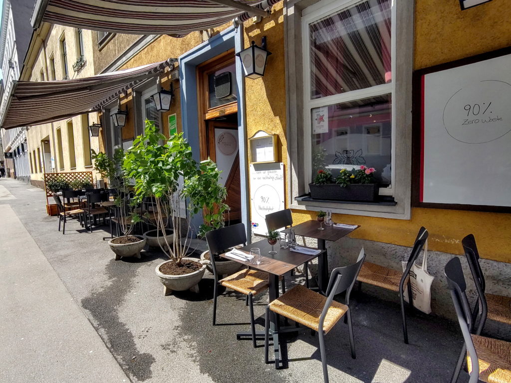 Terasa restaurantului Schlicht Vegan, în Viena