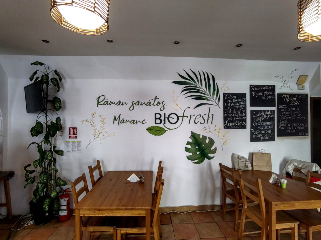 Interiorul restaurantului Biofresh, în Timișoara