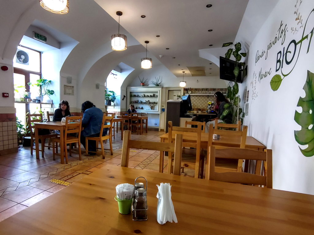 Interiorul restaurantului Biofresh, în Timișoara