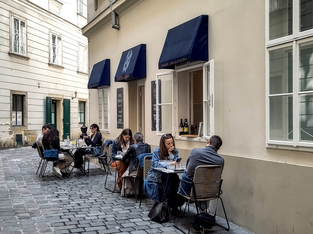 Terasa cu oameni veniți la brunch, la Pepper and Ginny, în Viena