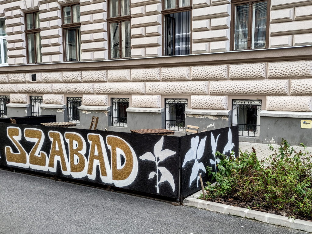 Terasa restaurantului Szabad Bistro, din Budapesta