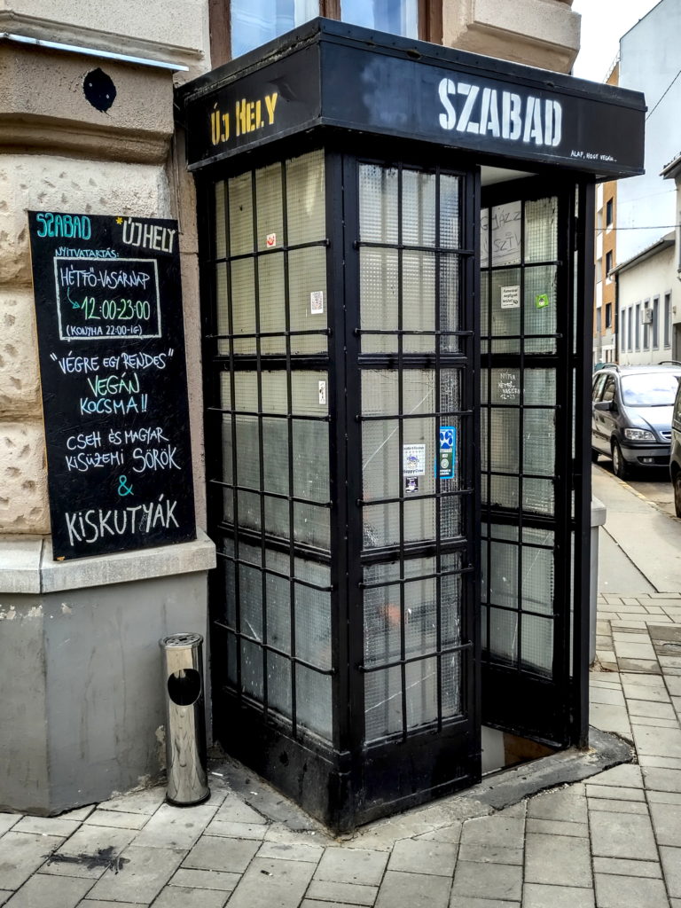 Intrarea restaurantului Szabad Bistro, din Budapesta