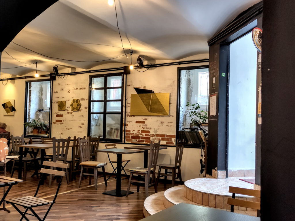 Interiorul restaurantului Szabad Bistro, din Budapesta