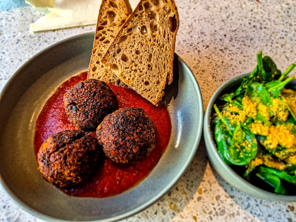 Chiftele cu sos roșu și salată, la Schwein, în Viena