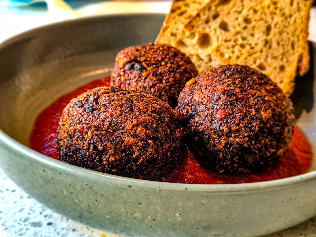 Chiftele cu sos roșu și salată, la Schwein, în Viena