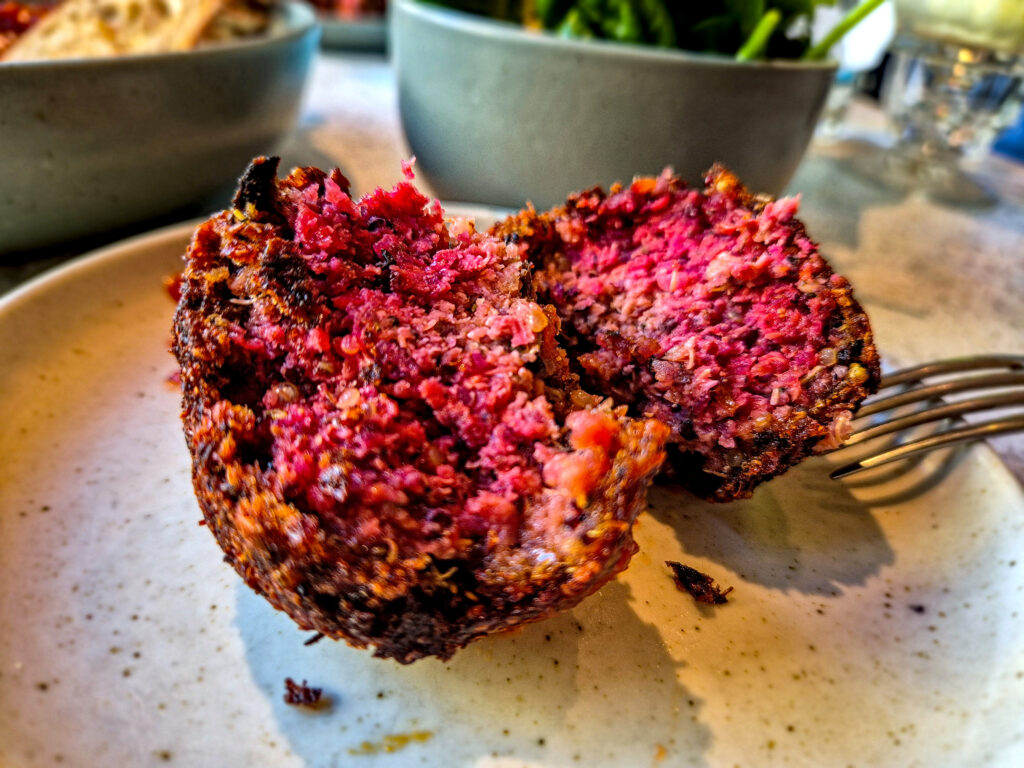 Chiftele cu sos roșu și salată, la Schwein, în Viena