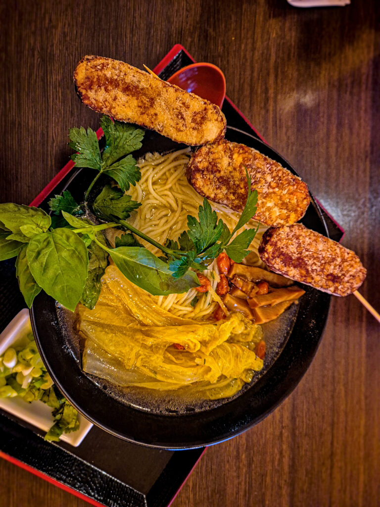 Ramen cu tempeh, la Lin’s Veggie Dumplin’, în Viena