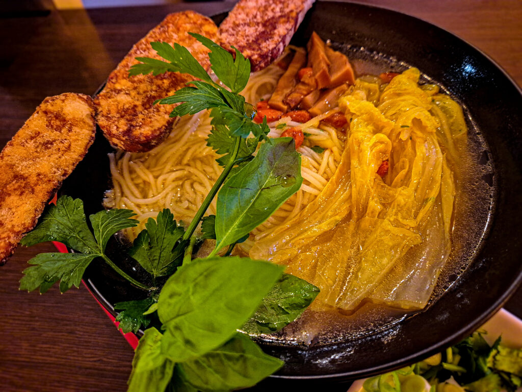 Ramen cu tempeh, la Lin’s Veggie Dumplin’, în Viena