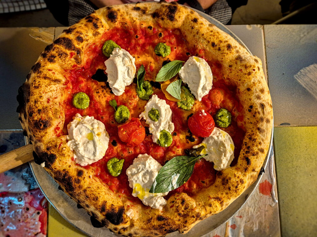 Pizza cu roșii și pesto, la Pretty Pizza, în Munchen