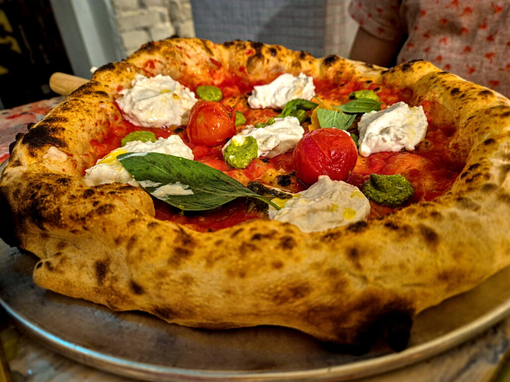 Pizza cu roșii și pesto, la Pretty Pizza, în Munchen