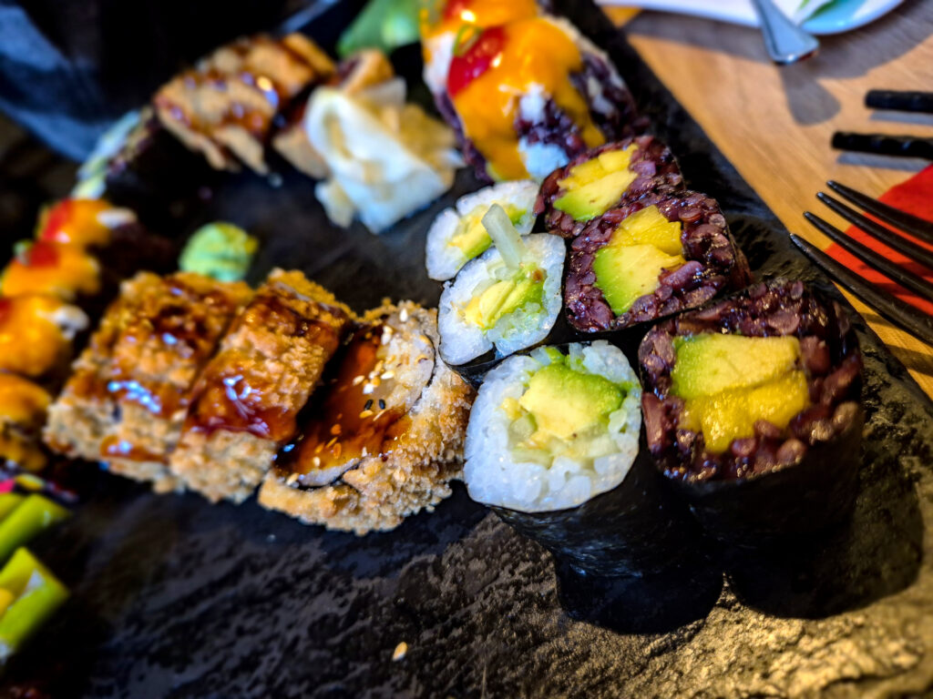 Sushi (maki cu orez alb și cu orez negru și legume), la Secret Garden, în Munchen