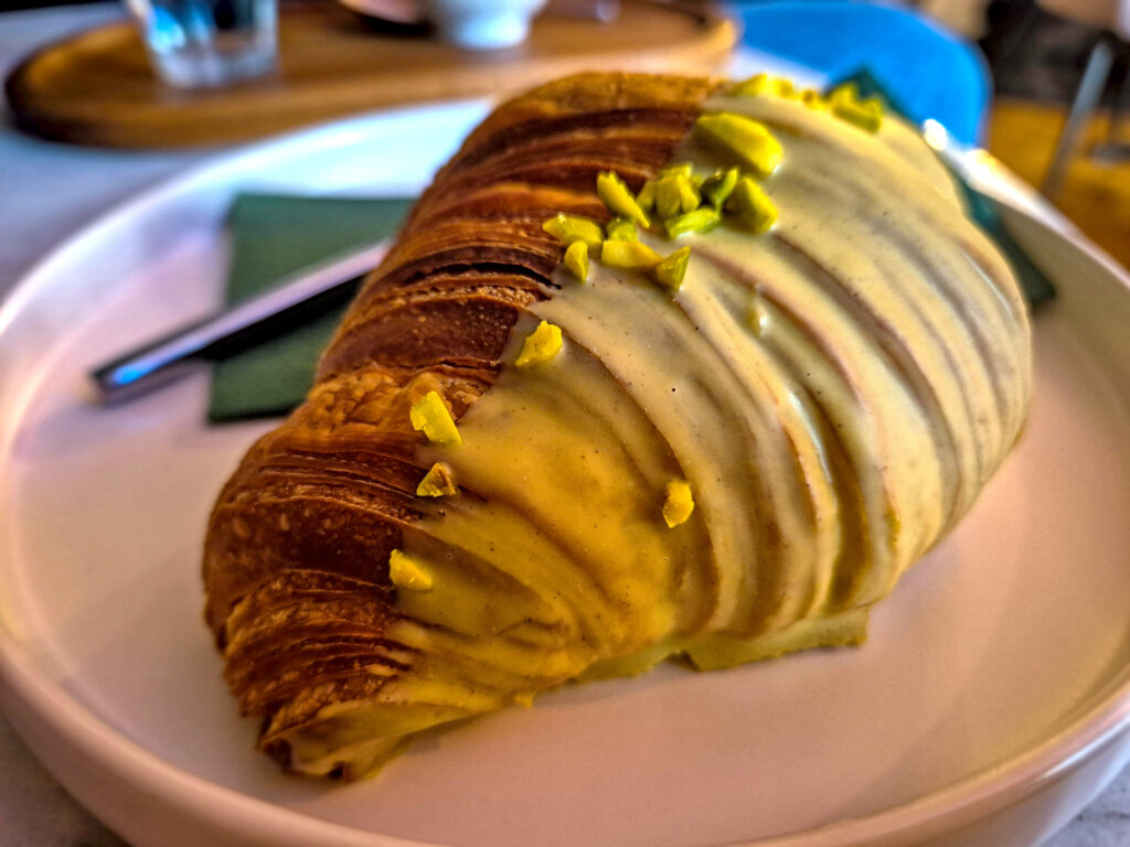 Croissant cu fistic, la Patisserie Siessl, în Munchen