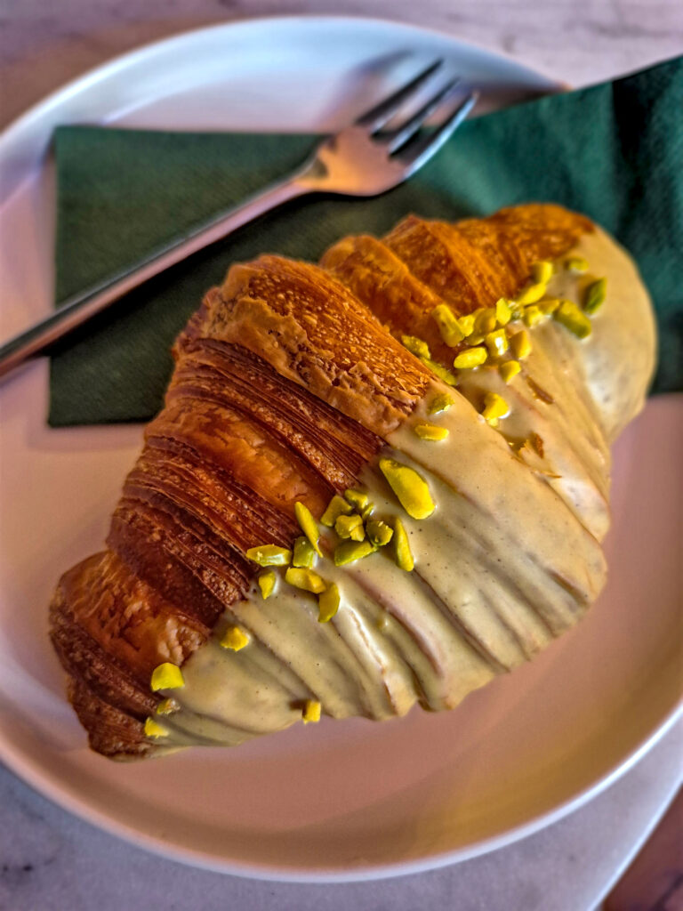 Croissant cu fistic, la Patisserie Siessl, în Munchen