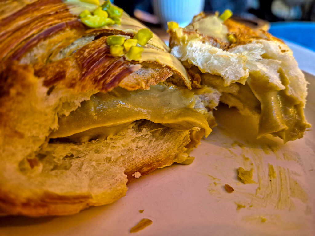 Croissant cu fistic, la Patisserie Siessl, în Munchen