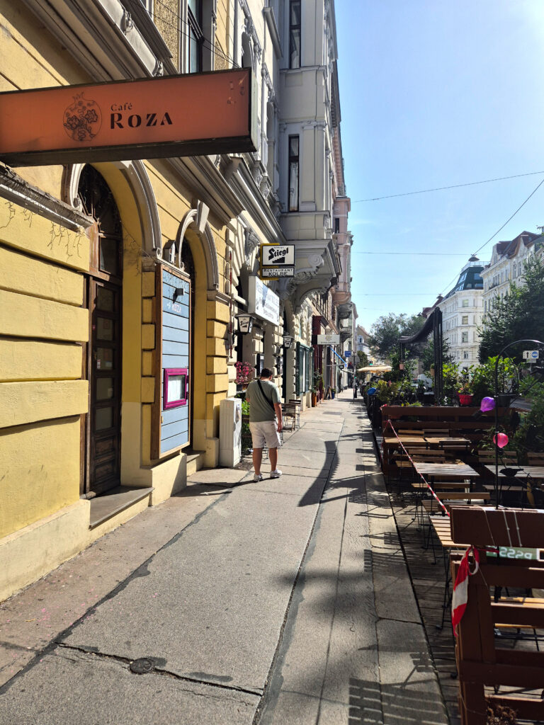 Roza Cafe, exterior